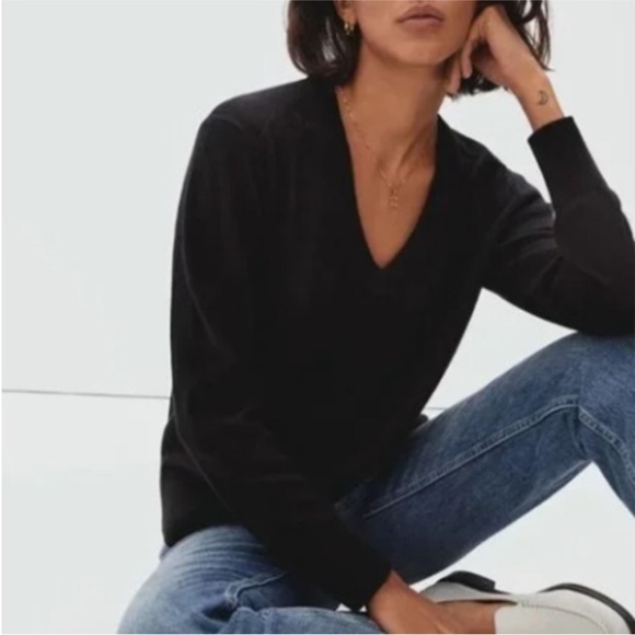 Everlane Sweaters - Everlane The Cashmere Sweater in Black Size Small